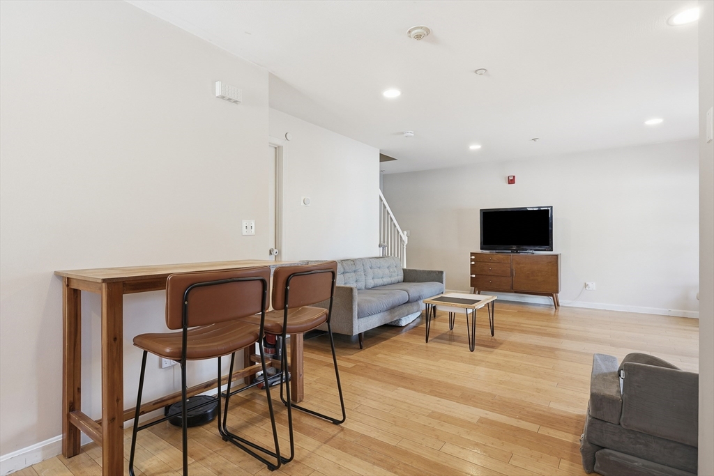 125 Mt Vernon St # D Property Photo 9