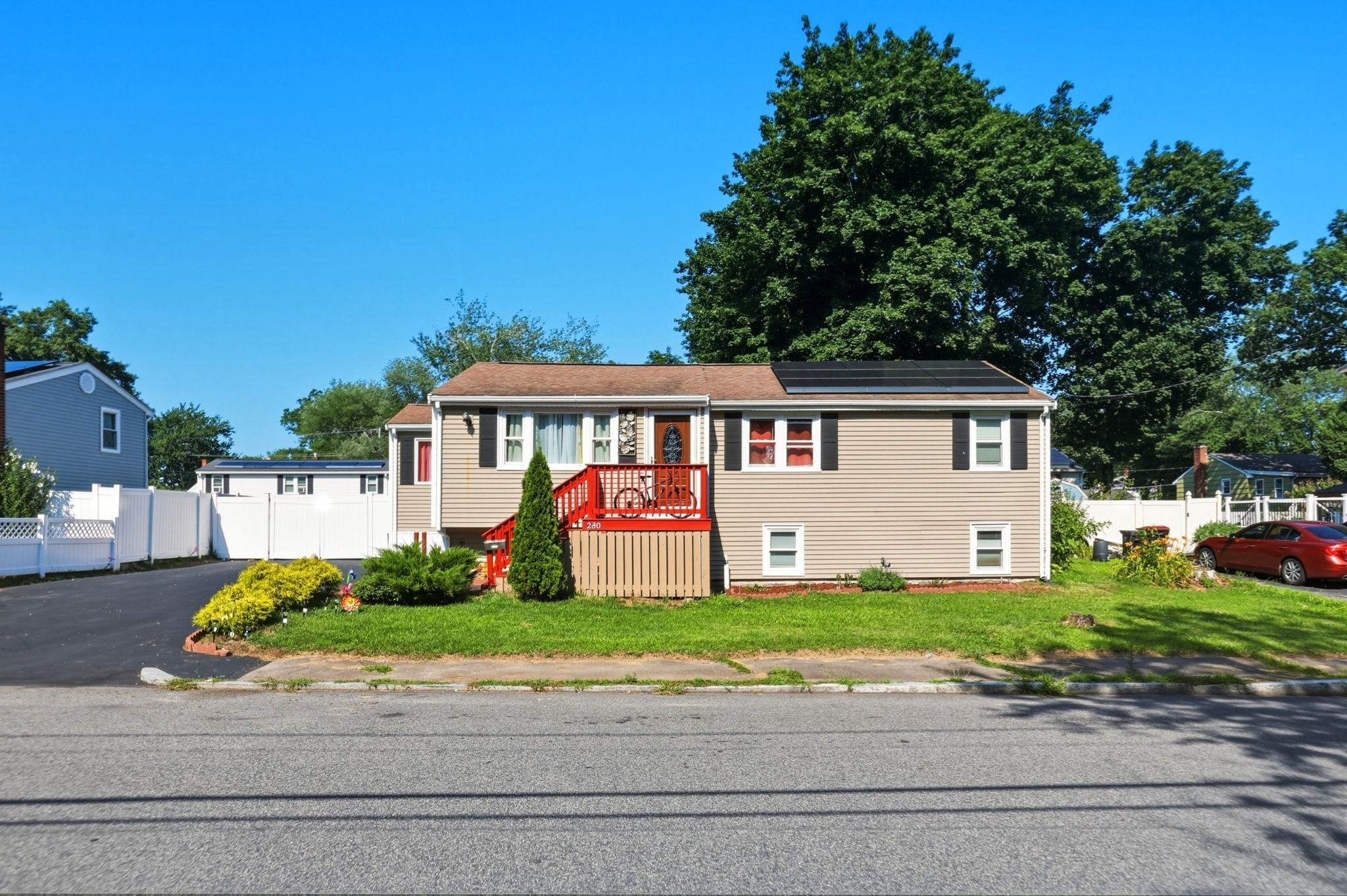 280 Ettrick St Property Photo 2
