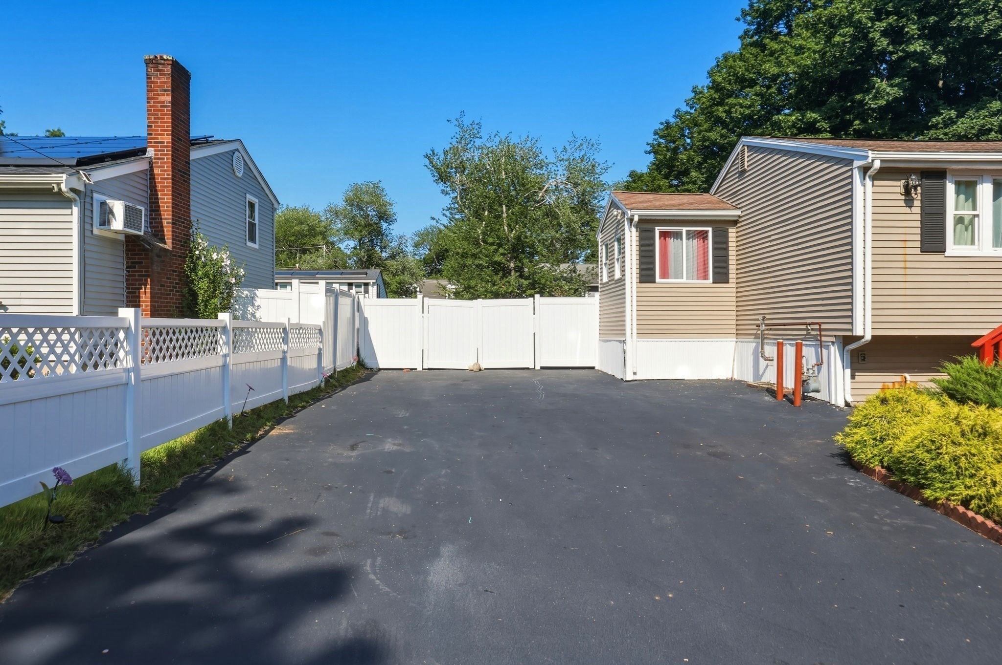 280 Ettrick St Property Photo 4