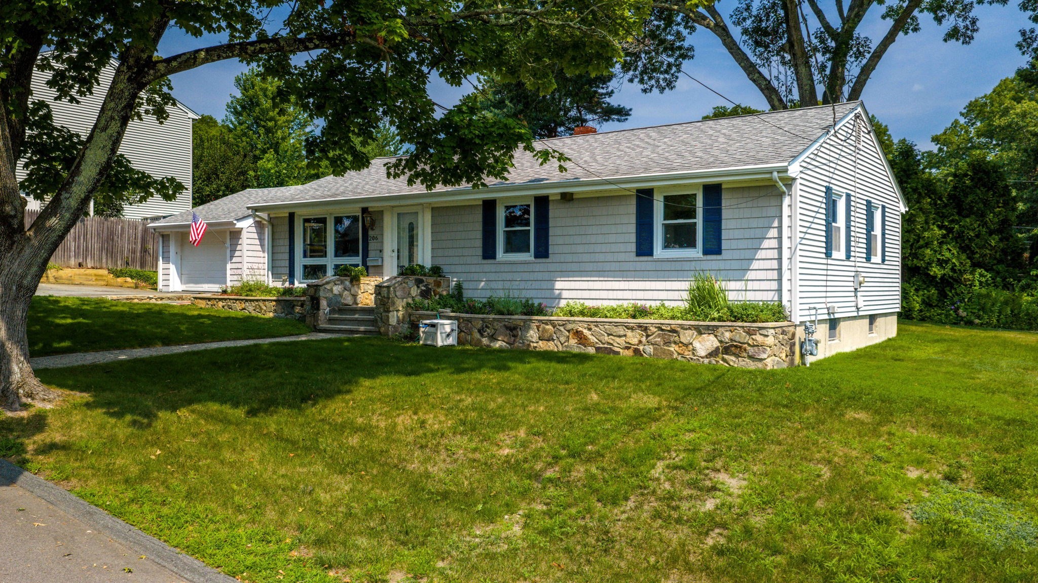 206 Lafayette St Property Photo 4