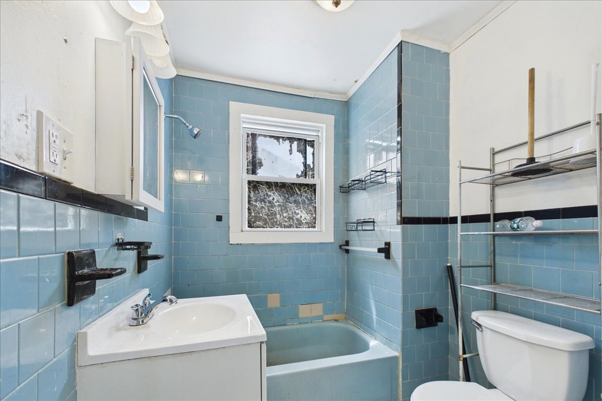 121 Almy St Property Photo 24