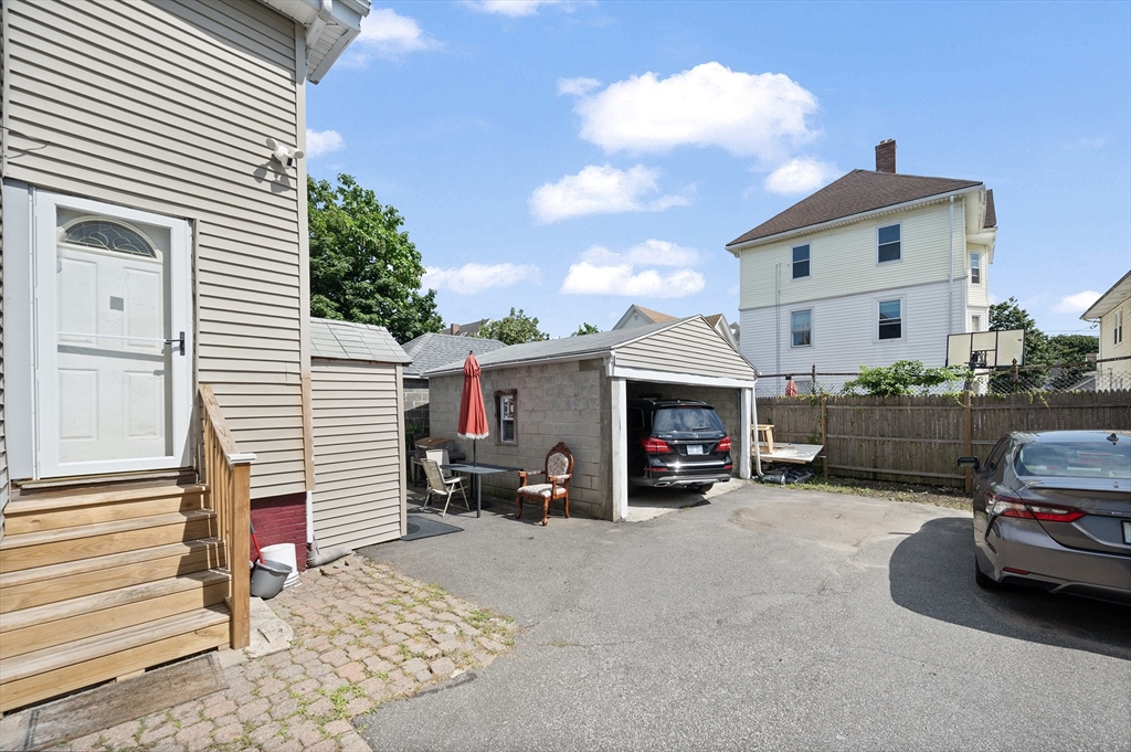 292 California Ave Property Photo 3