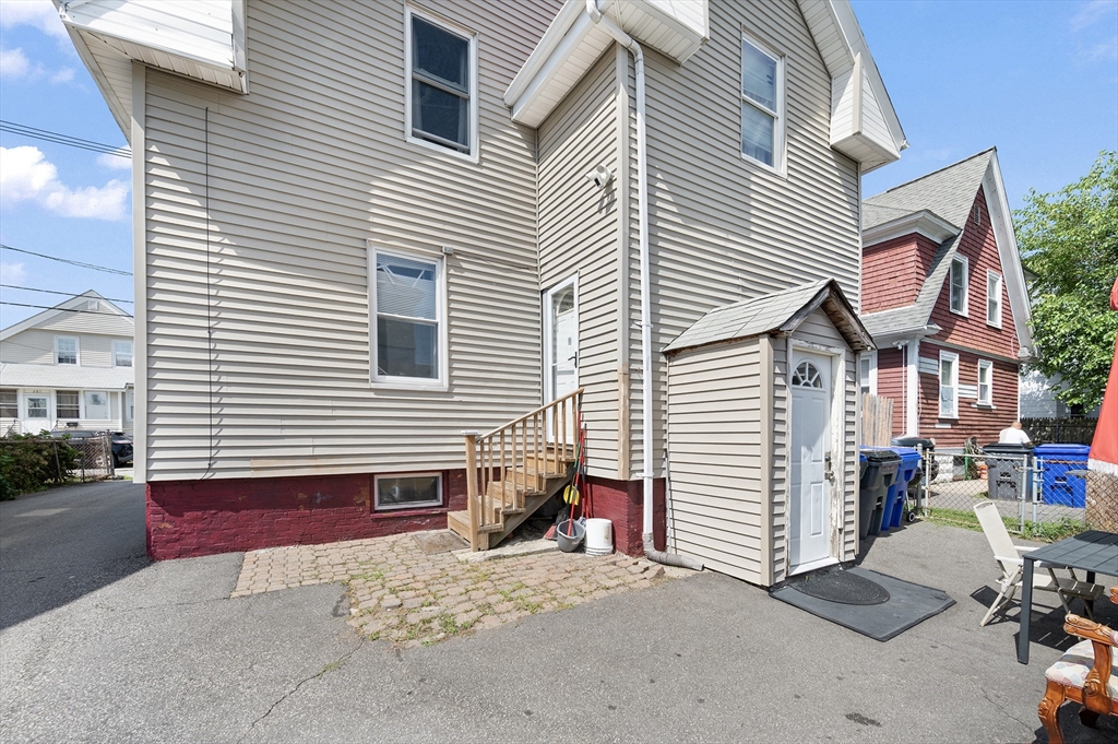 292 California Ave Property Photo 4