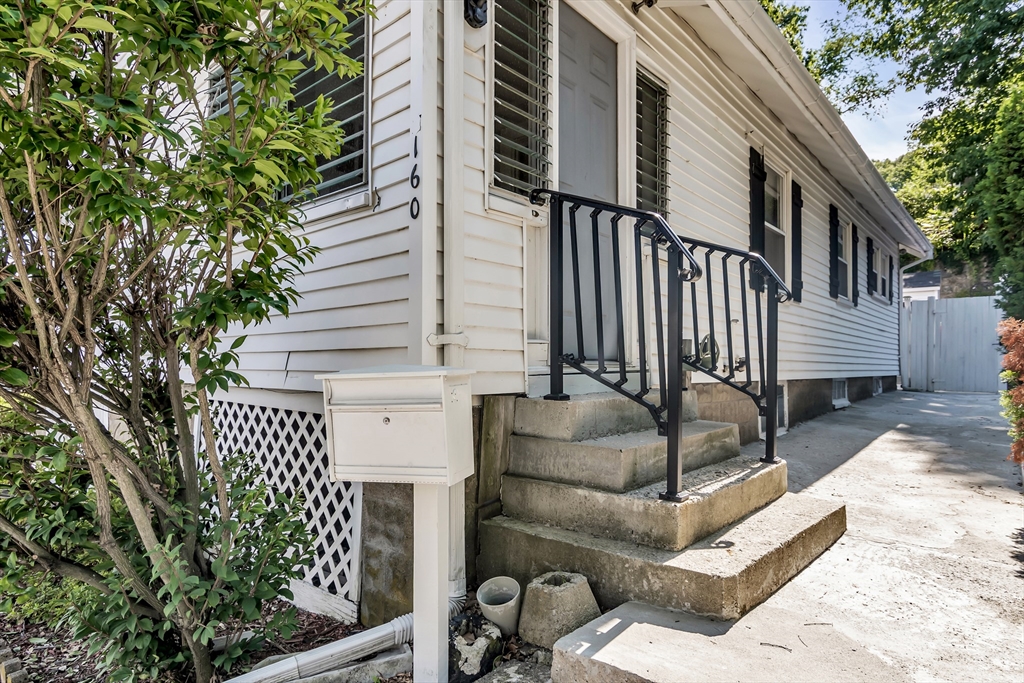 160 Linwood St Property Photo 4