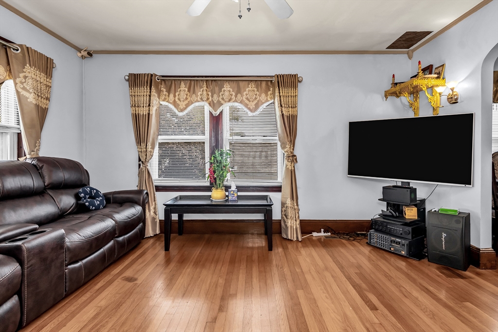 160 Linwood St Property Photo 9