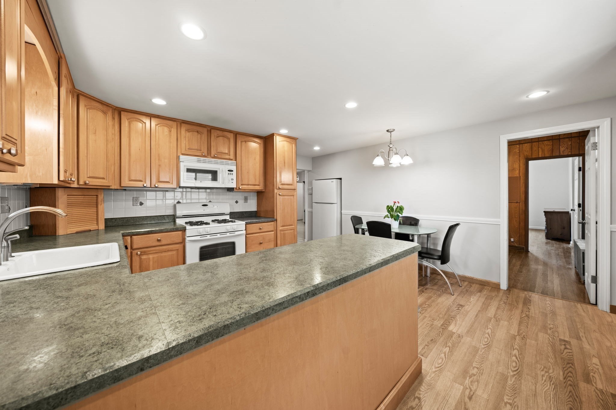 254-256 E Eagle St Property Photo 6