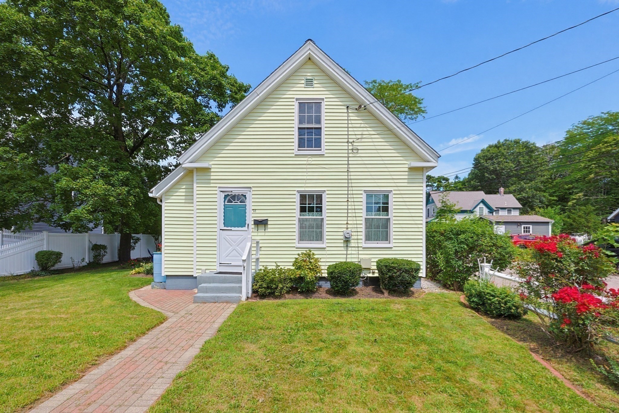 98 Pleasant St Property Photo 3