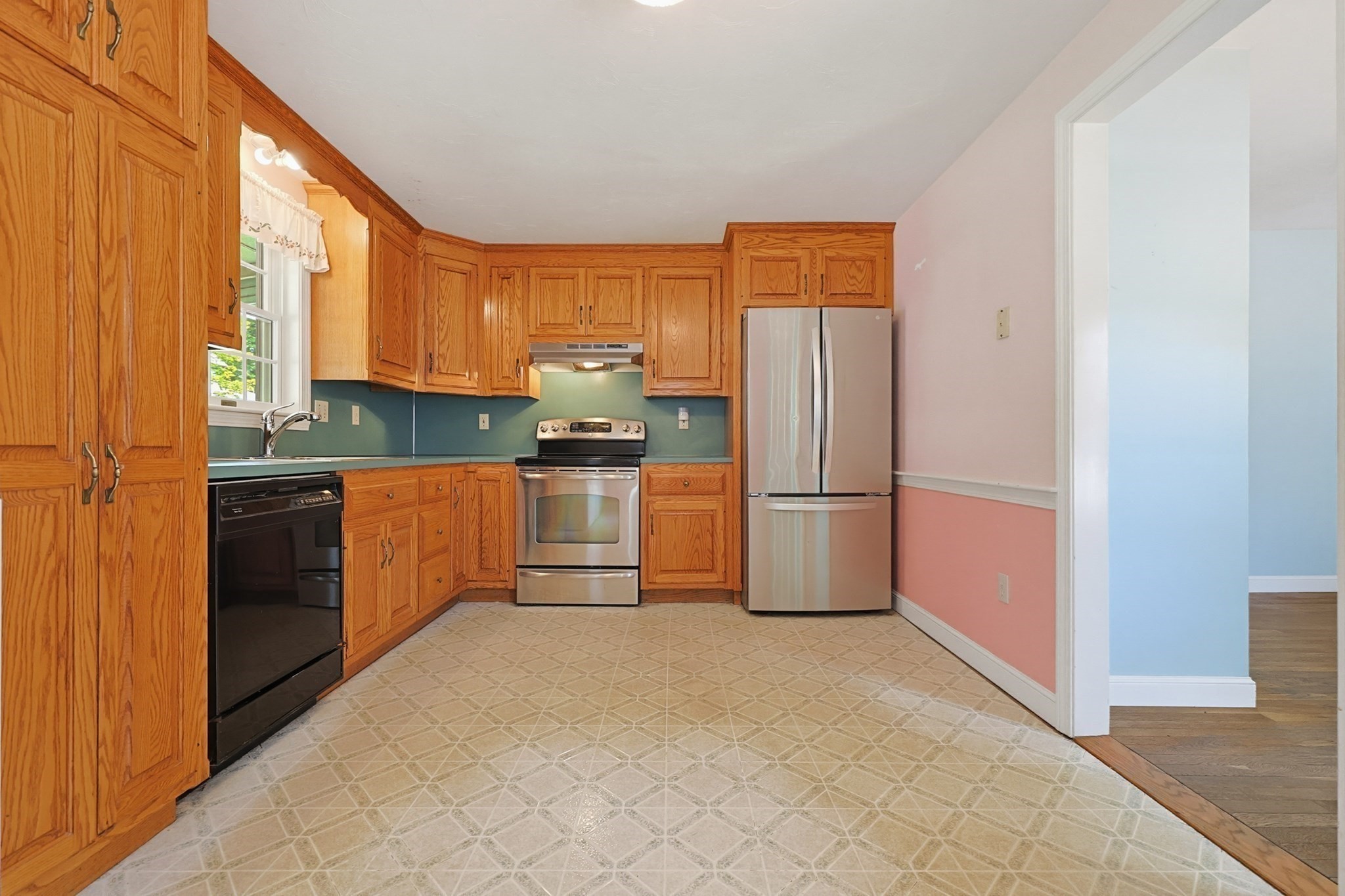 98 Pleasant St Property Photo 6