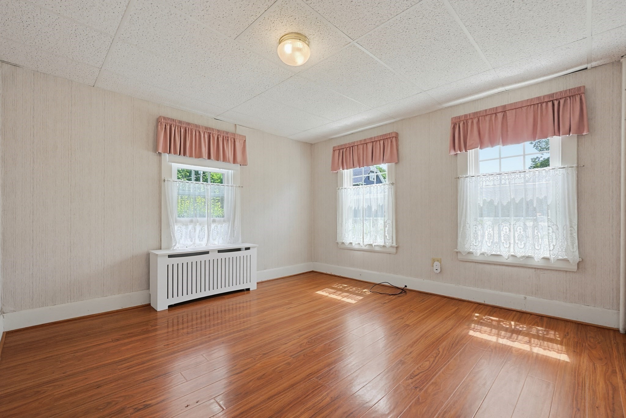 98 Pleasant St Property Photo 16