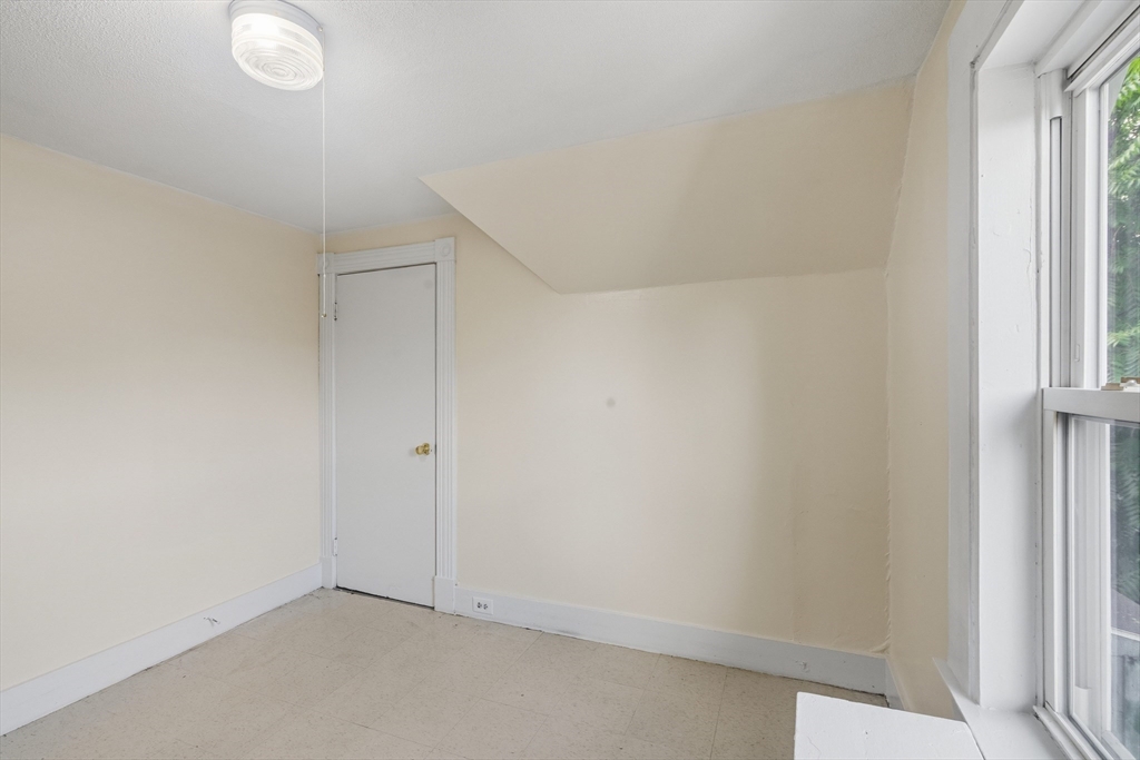 59 Waverly St Property Photo 10