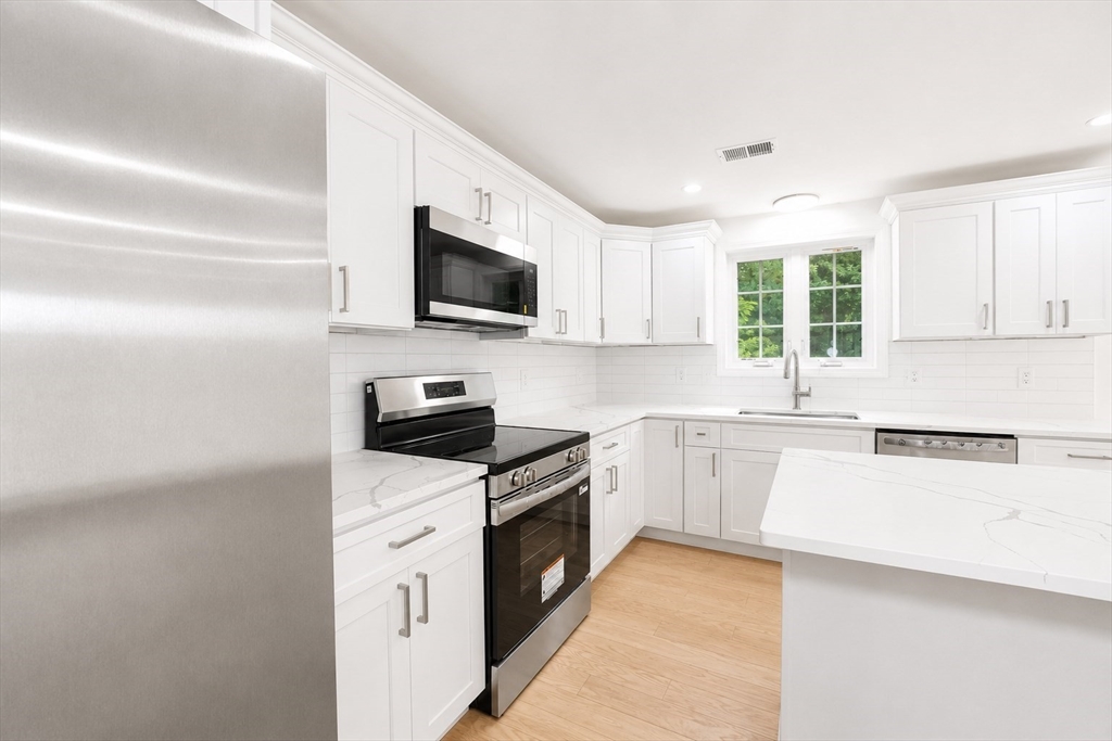 9 Alden Ave E Property Photo 4