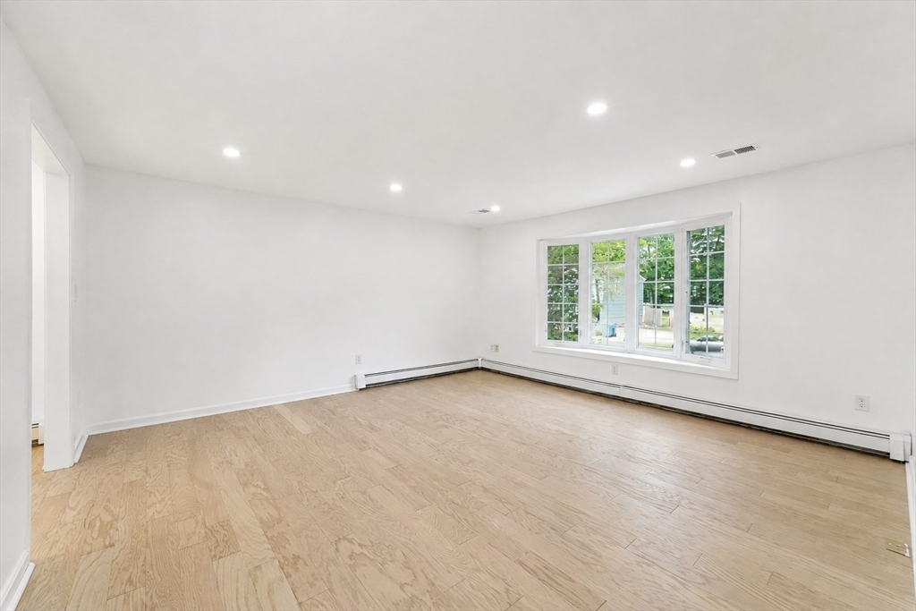 9 Alden Ave E Property Photo 7