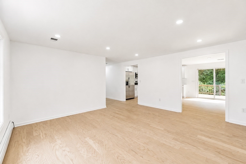 9 Alden Ave E Property Photo 8