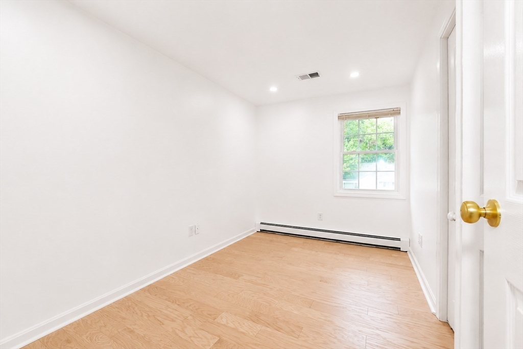 9 Alden Ave E Property Photo 12