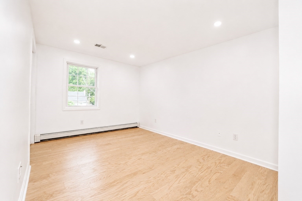 9 Alden Ave E Property Photo 13
