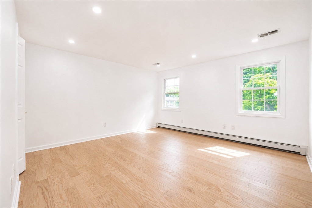 9 Alden Ave E Property Photo 17
