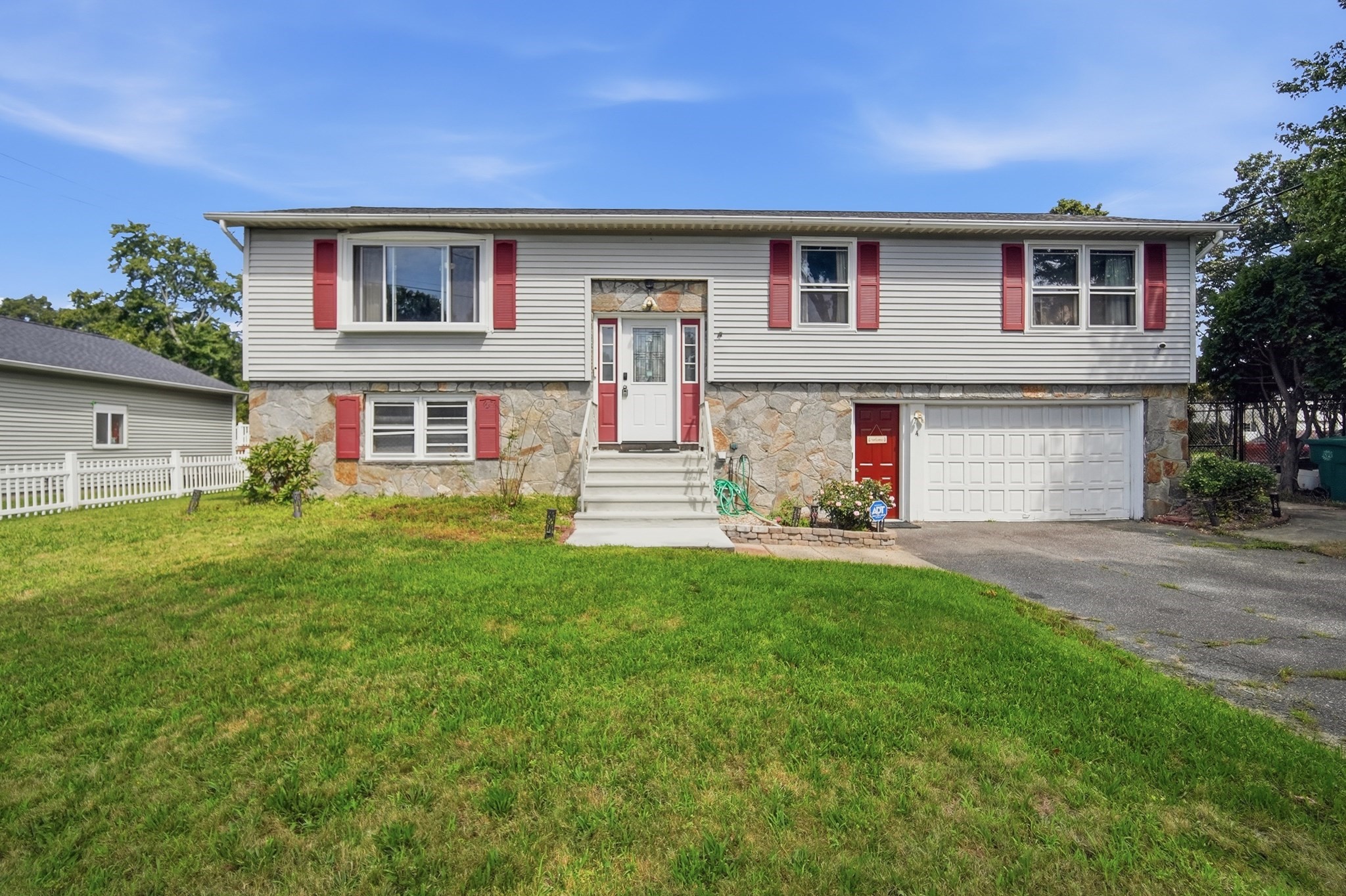 4 Baril Ln Property Photo 1