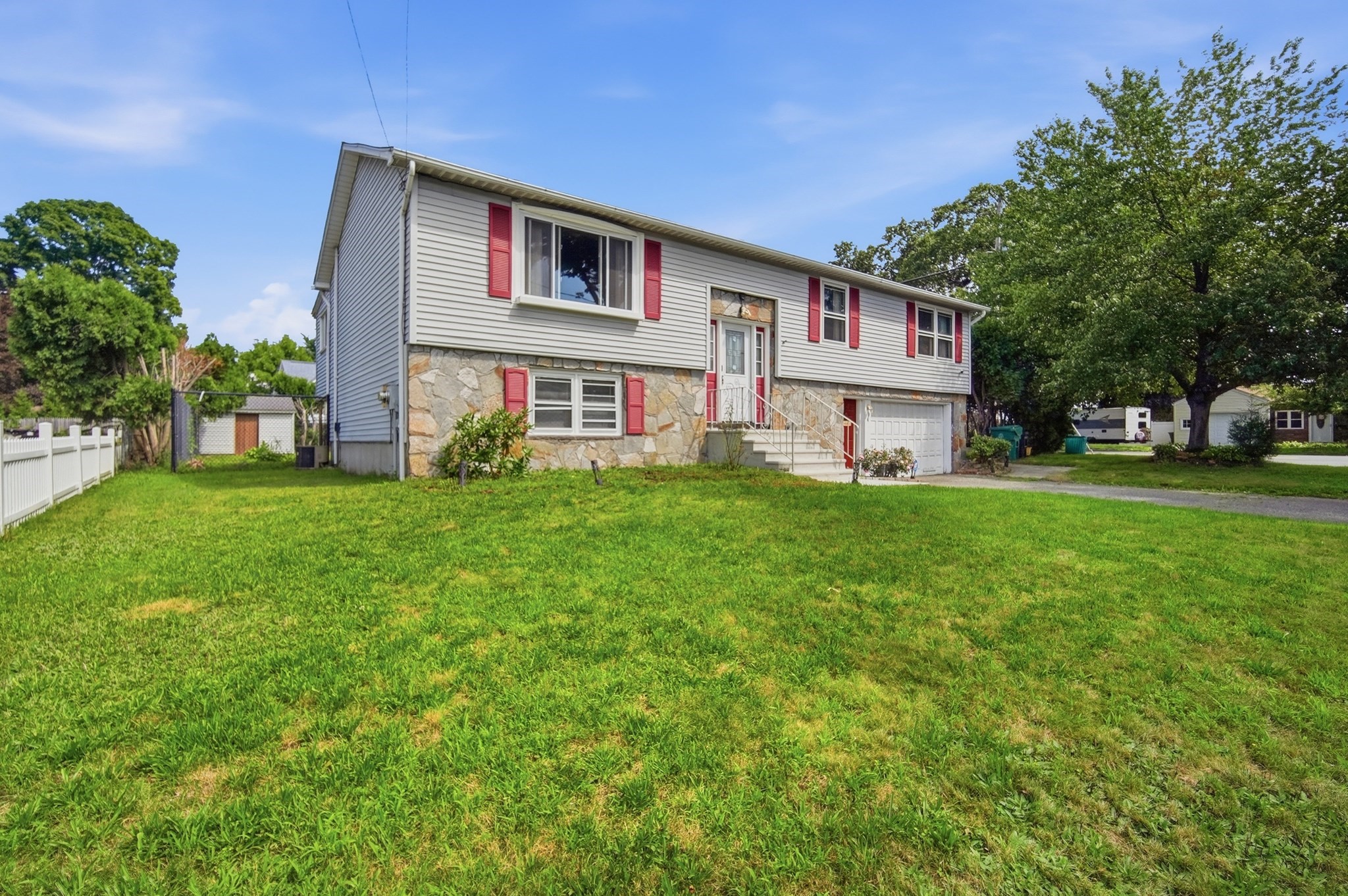 4 Baril Ln Property Photo 2