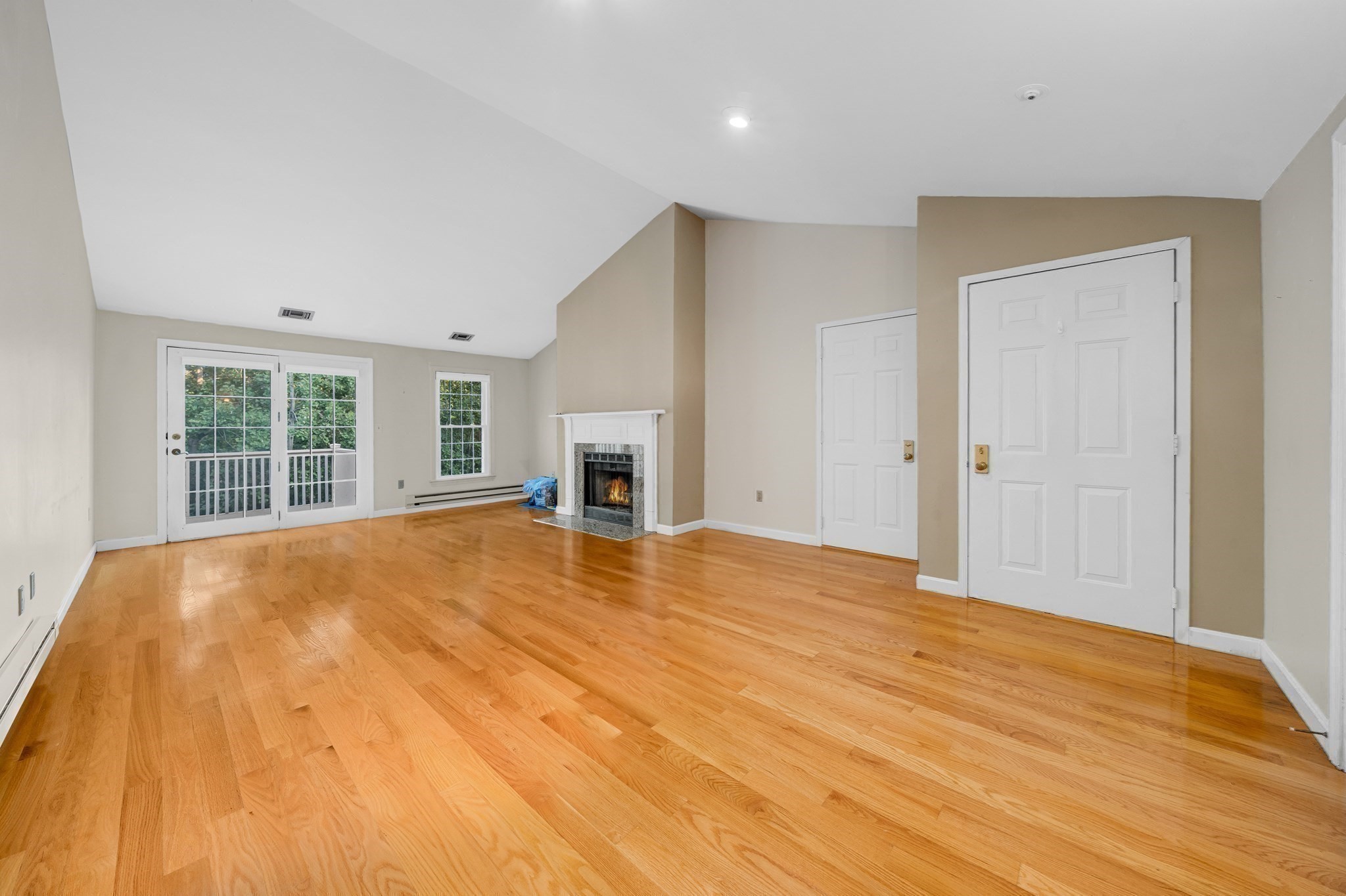 28 Essex Green Lane # D Property Photo 5