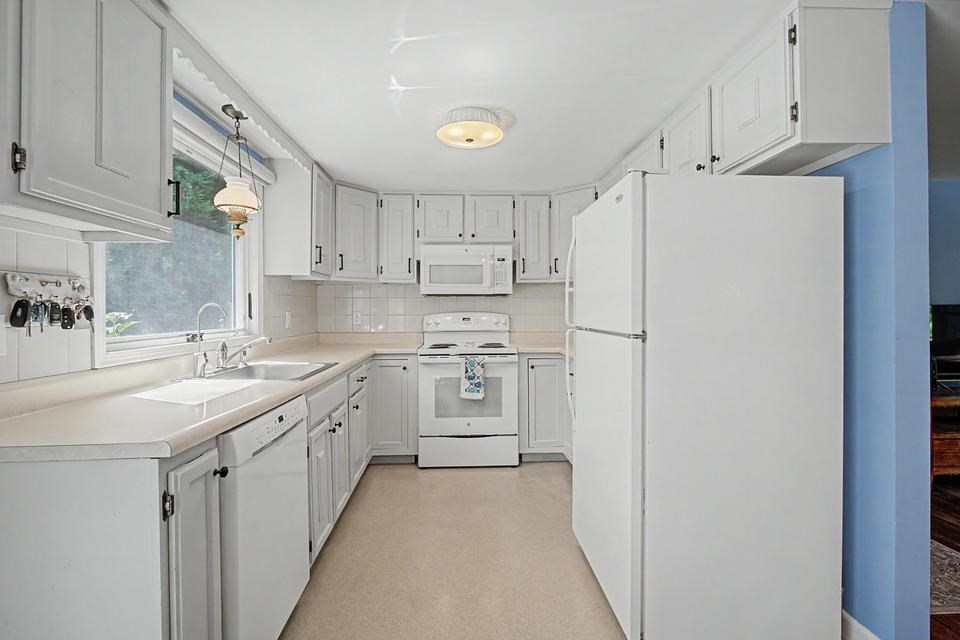 4 Susan Lane Property Photo 6