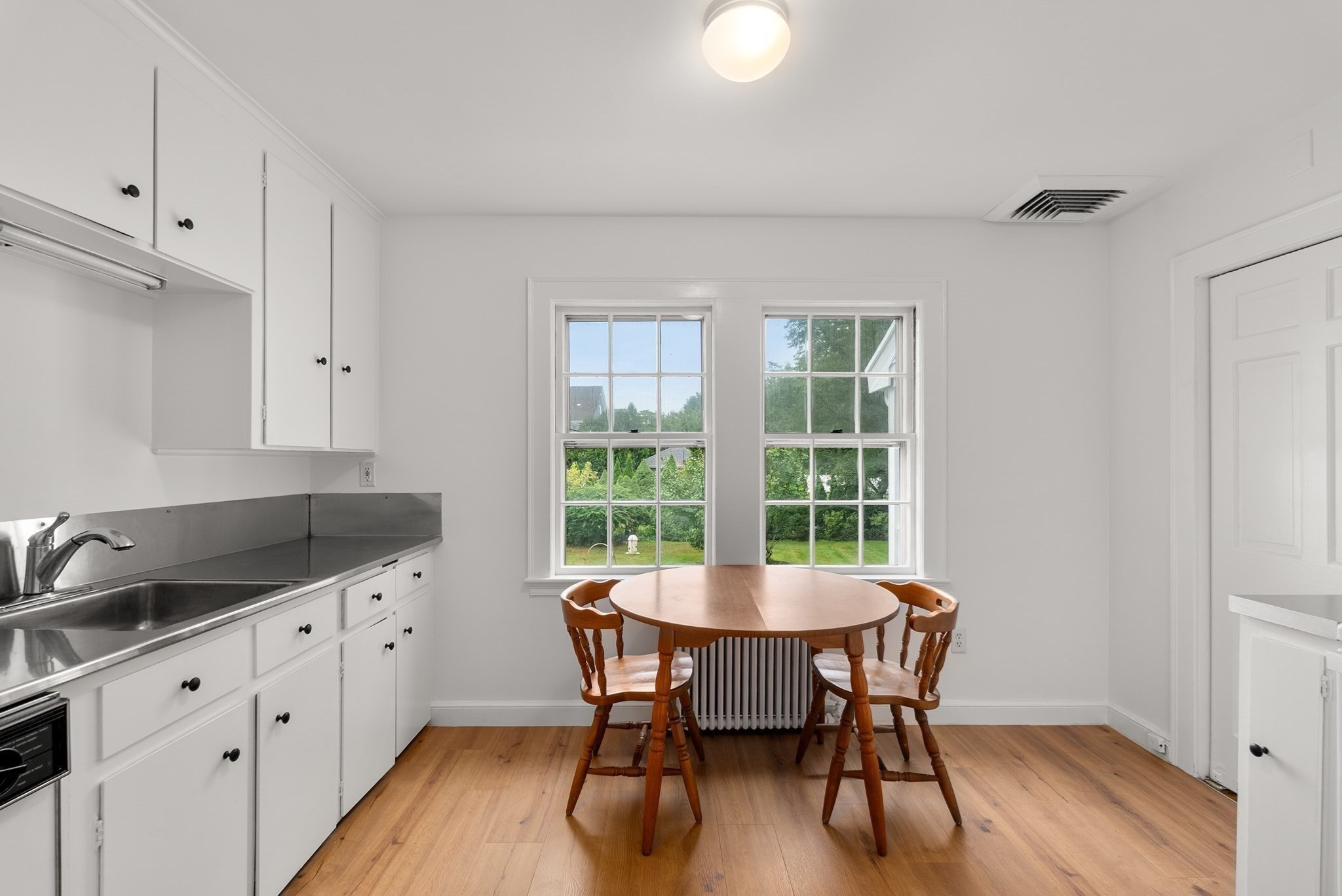 204 Thacher St Property Photo 10