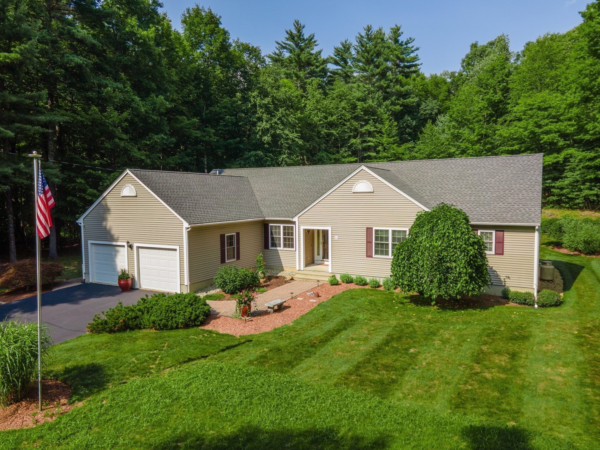 383 Mashapaug Rd Property Photo 1