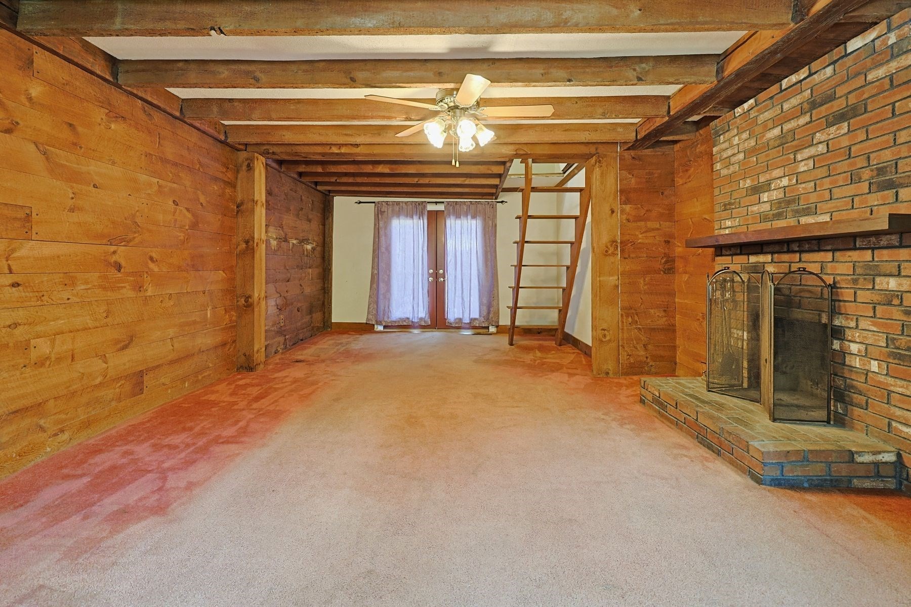 525 Clark St Property Photo 4