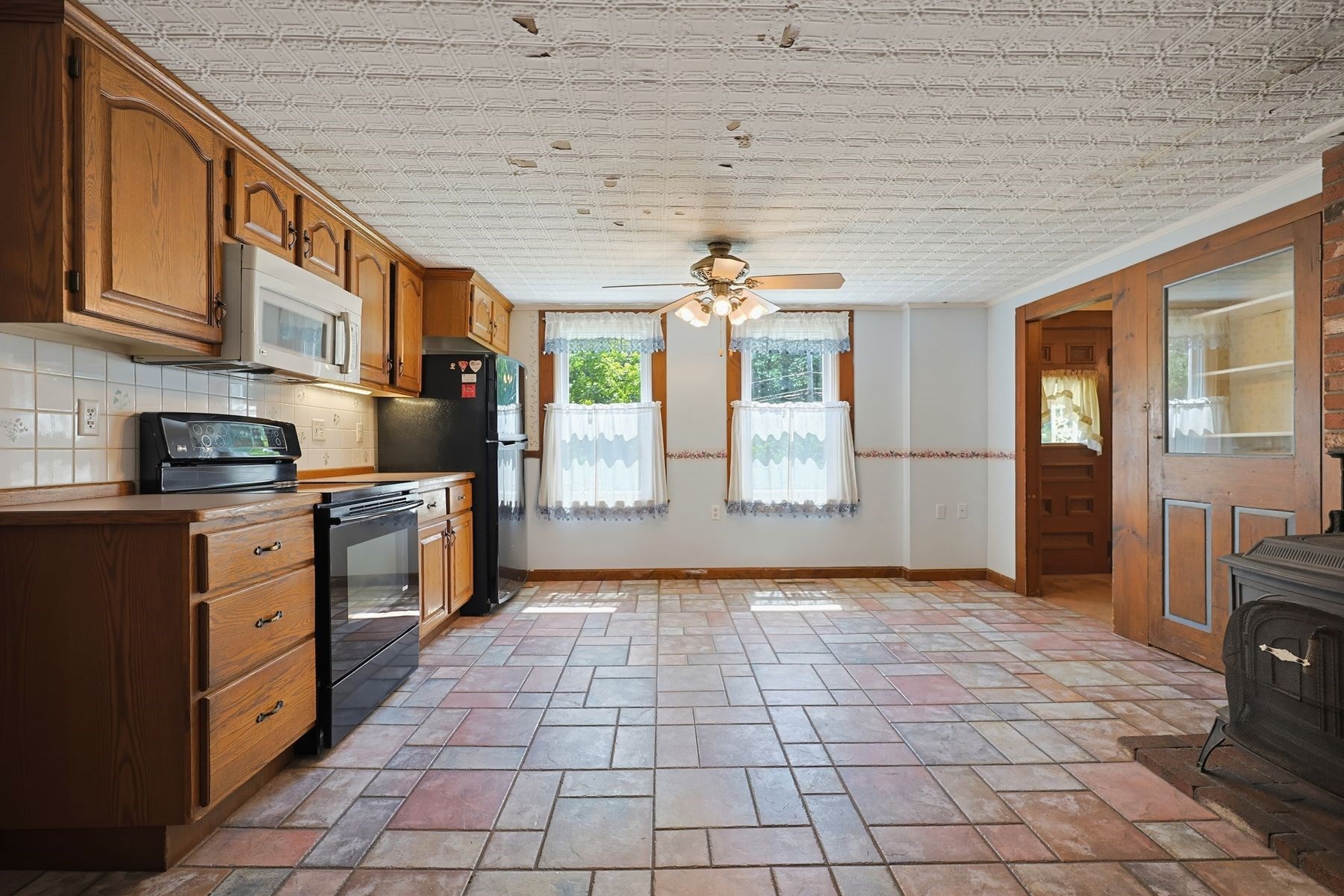 525 Clark St Property Photo 6