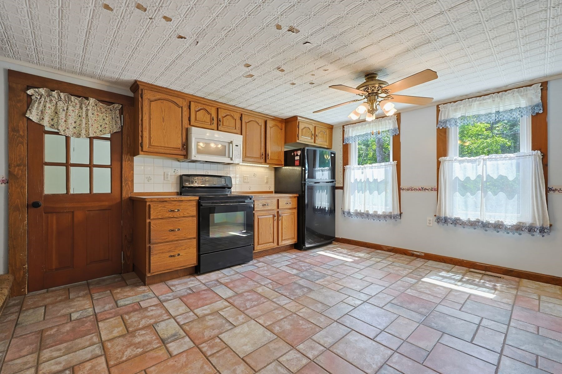 525 Clark St Property Photo 7