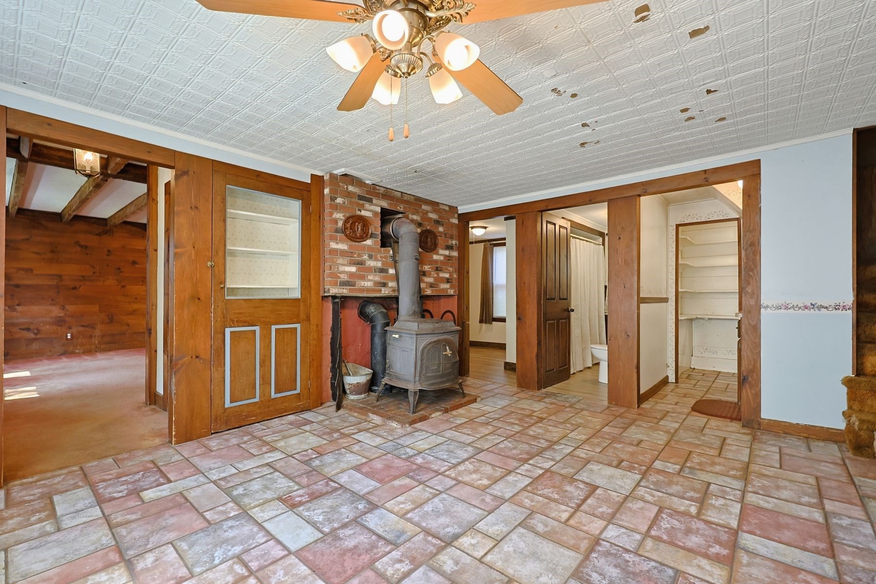 525 Clark St Property Photo 8