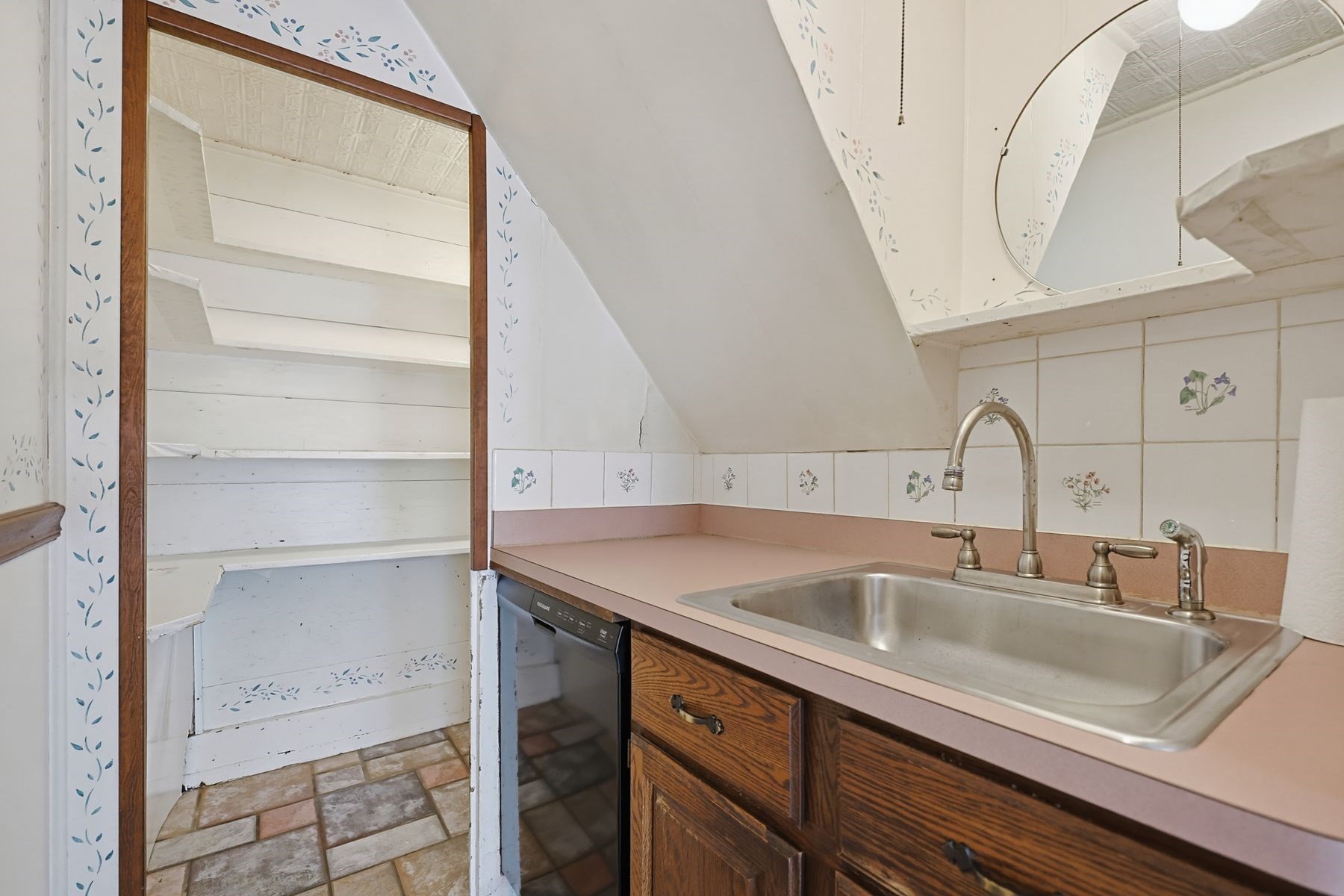 525 Clark St Property Photo 9