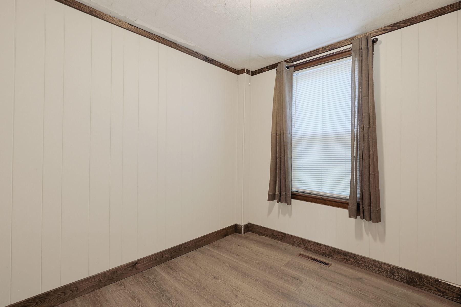 525 Clark St Property Photo 11