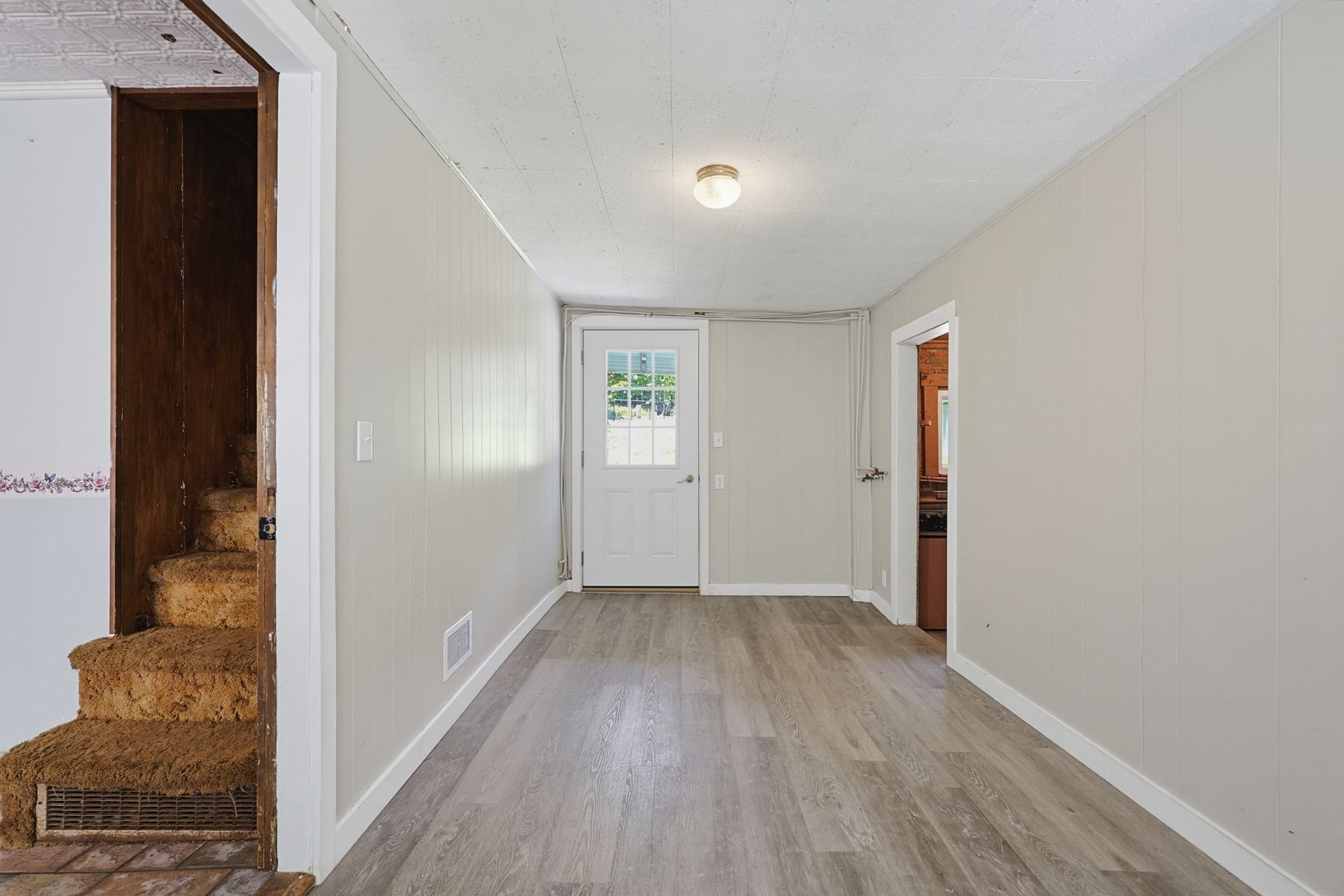 525 Clark St Property Photo 14