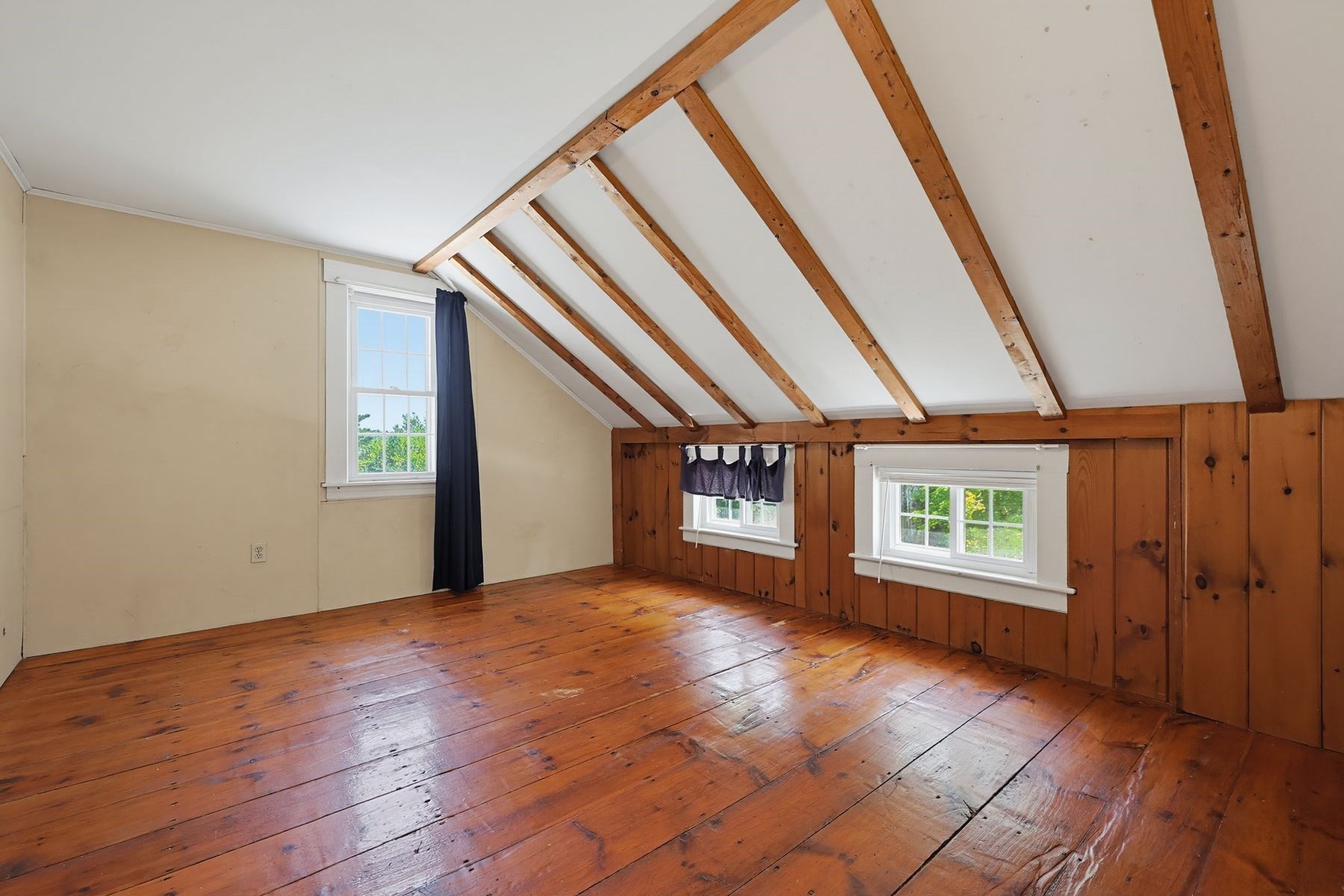 525 Clark St Property Photo 17