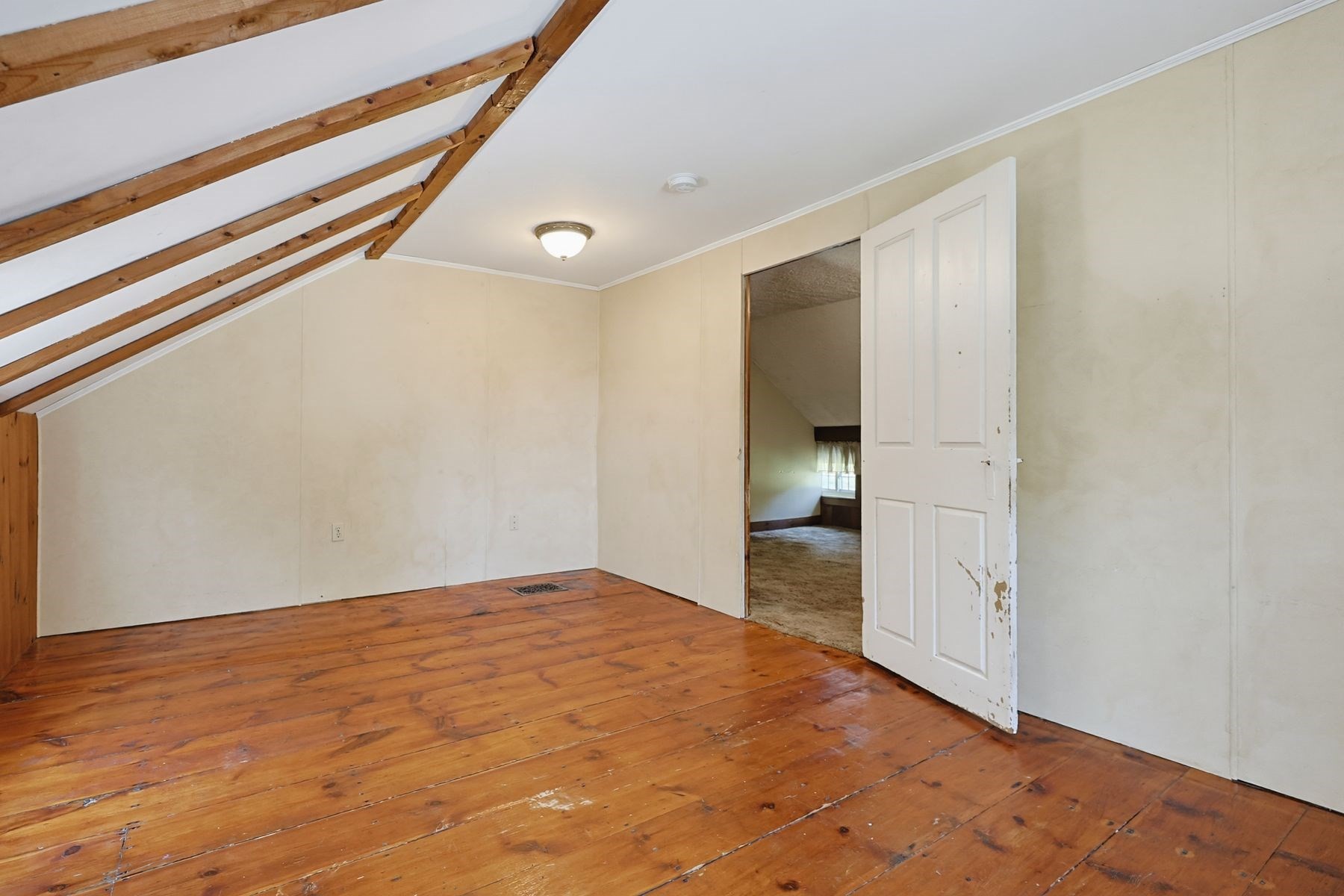 525 Clark St Property Photo 18