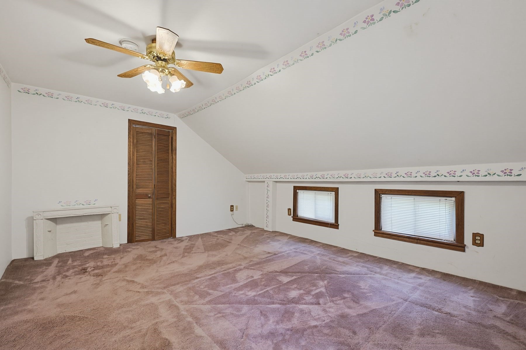 525 Clark St Property Photo 20