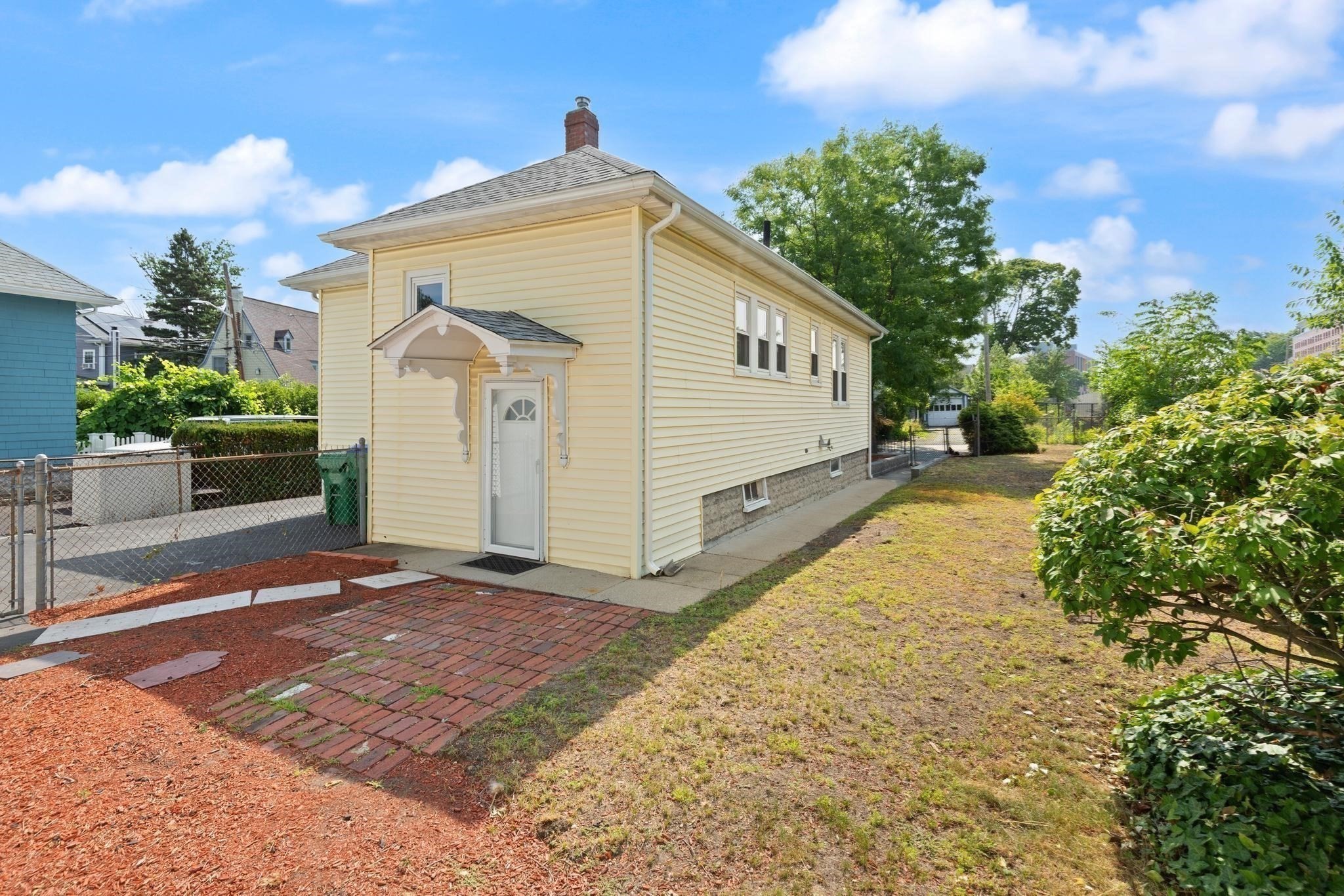 135 Brookings St. Property Photo 2