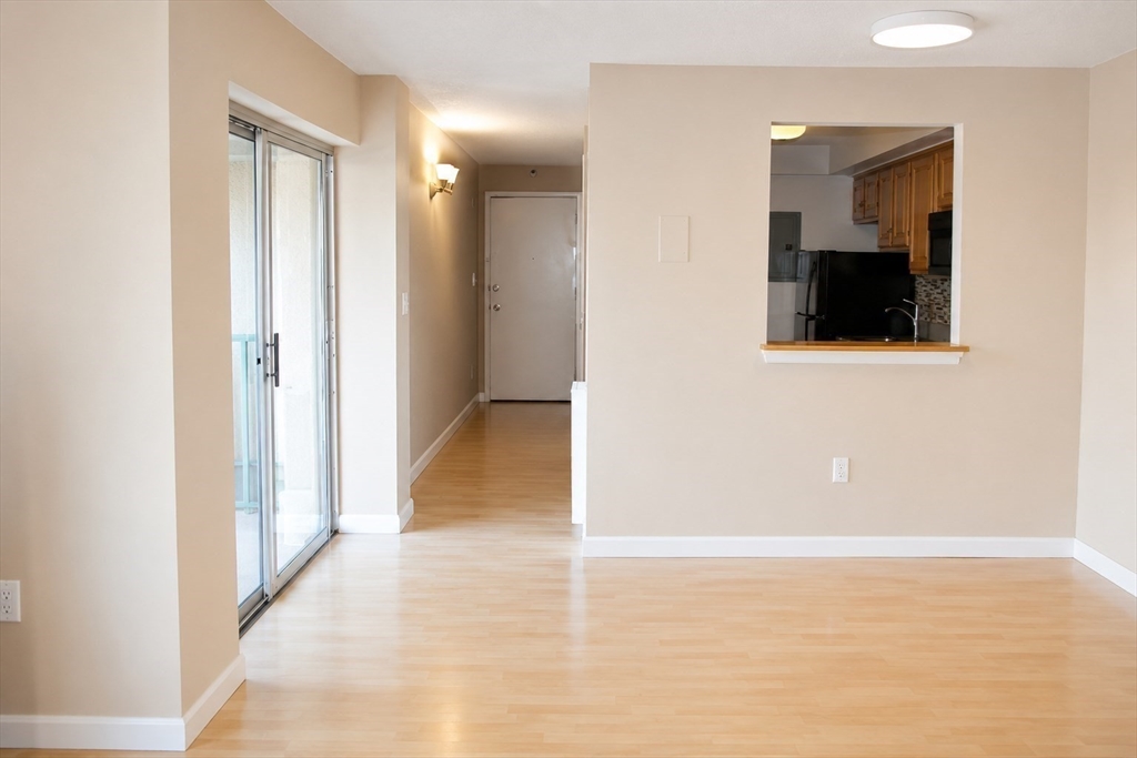 1025 Hancock St # 10c Property Photo 6