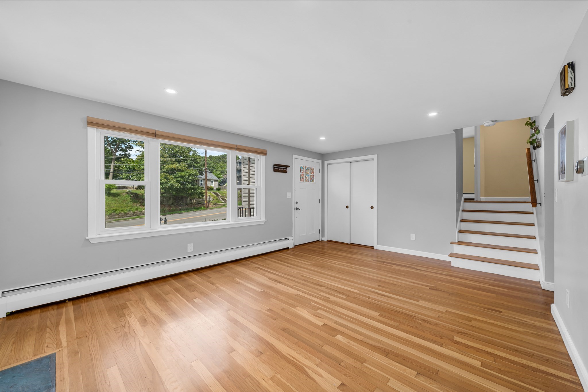 566 Main St Property Photo 3