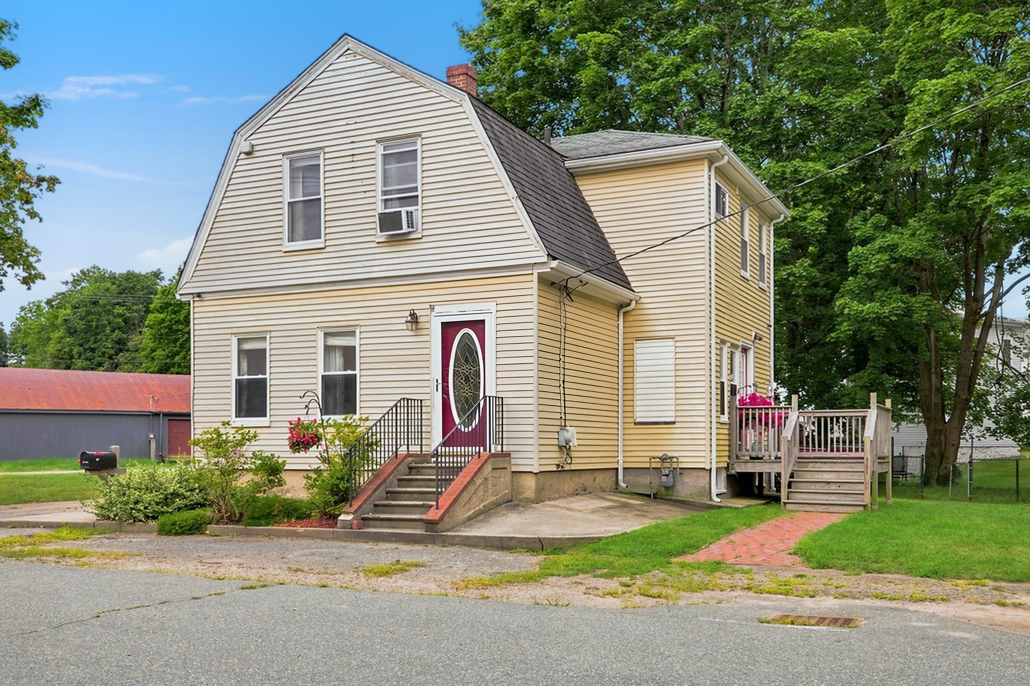 10 Sumner Ave Property Photo 2