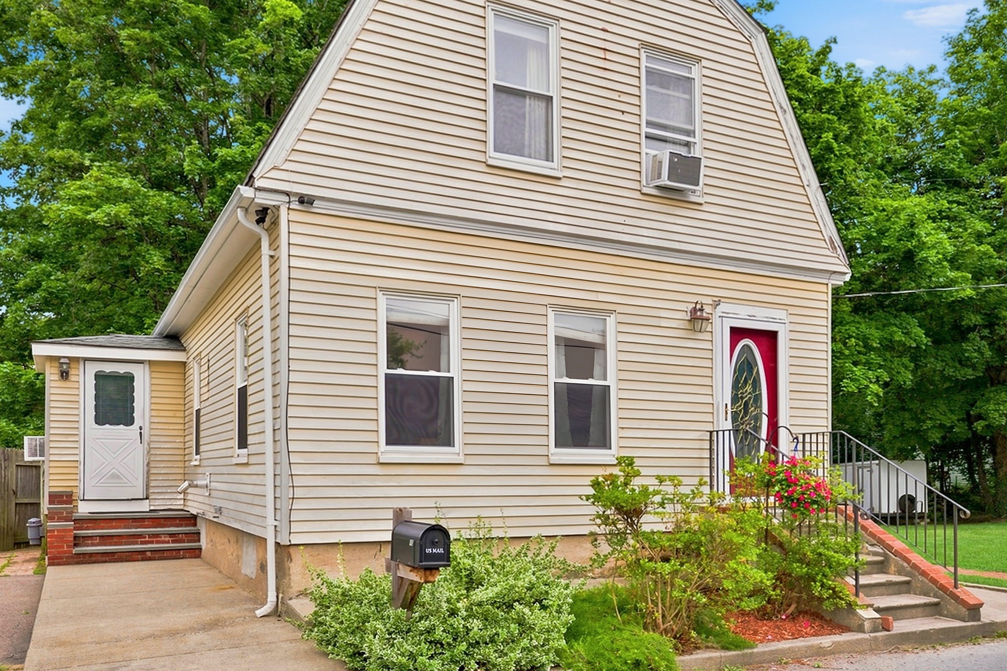 10 Sumner Ave Property Photo 3