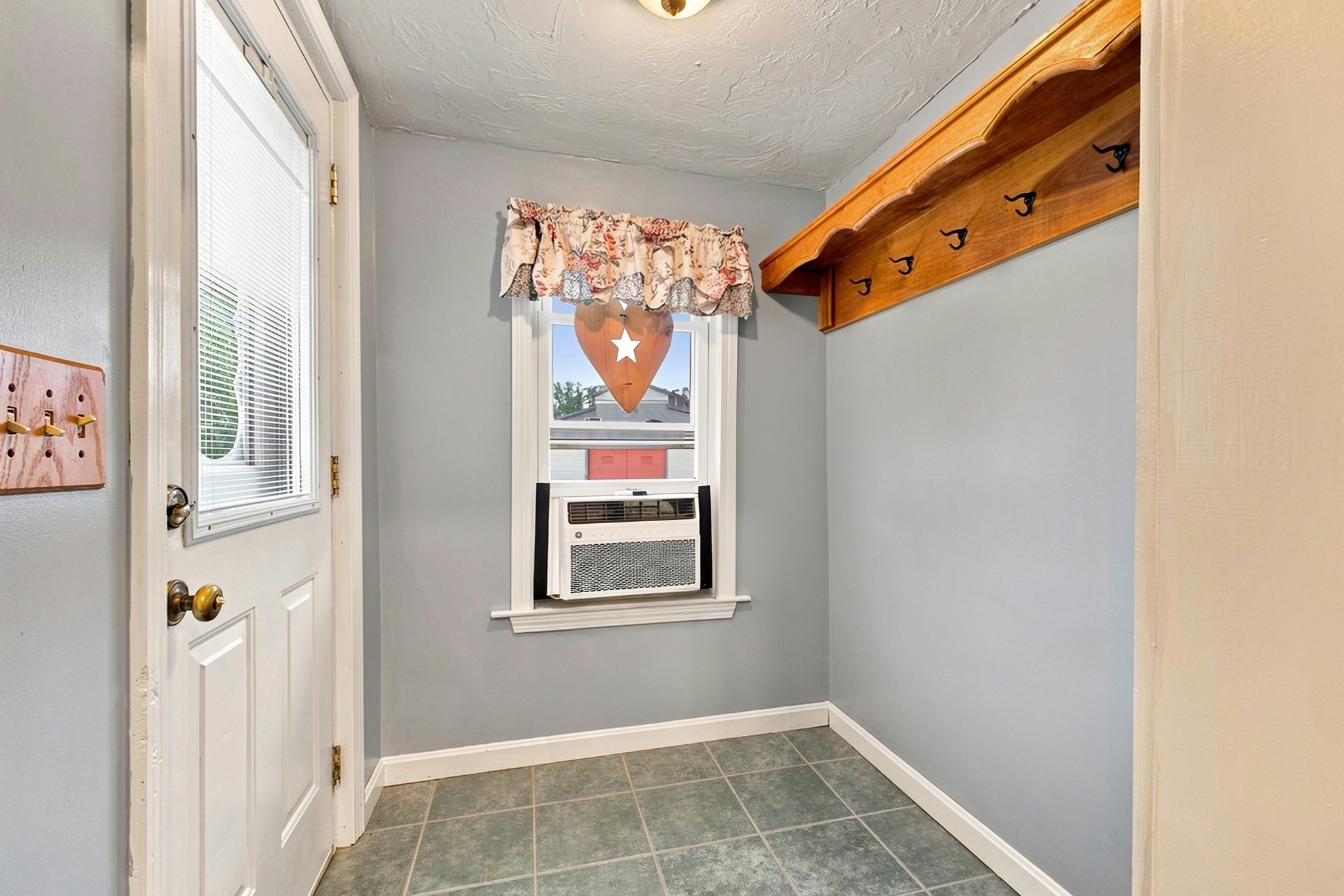 10 Sumner Ave Property Photo 6