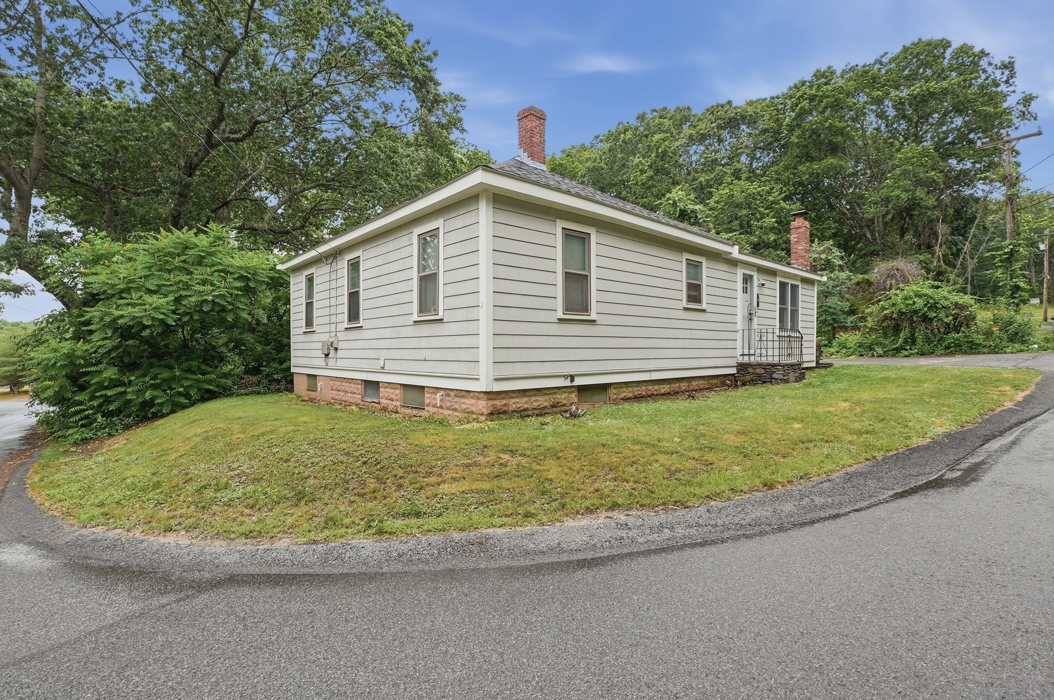 2 Columbus Rd Property Photo 4