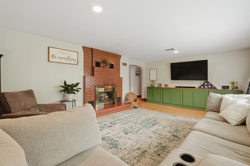 663 Orchard St Property Photo 5