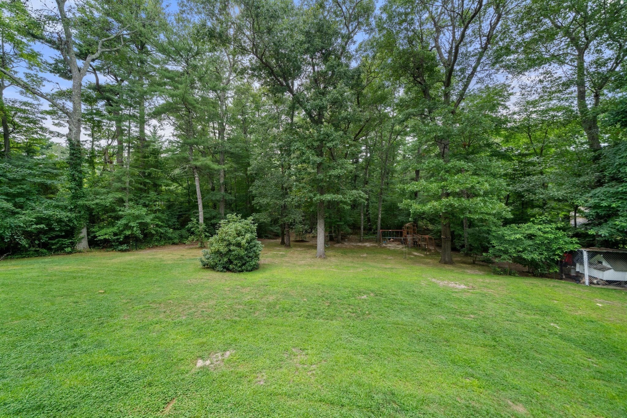 595 Forest St Property Photo 28