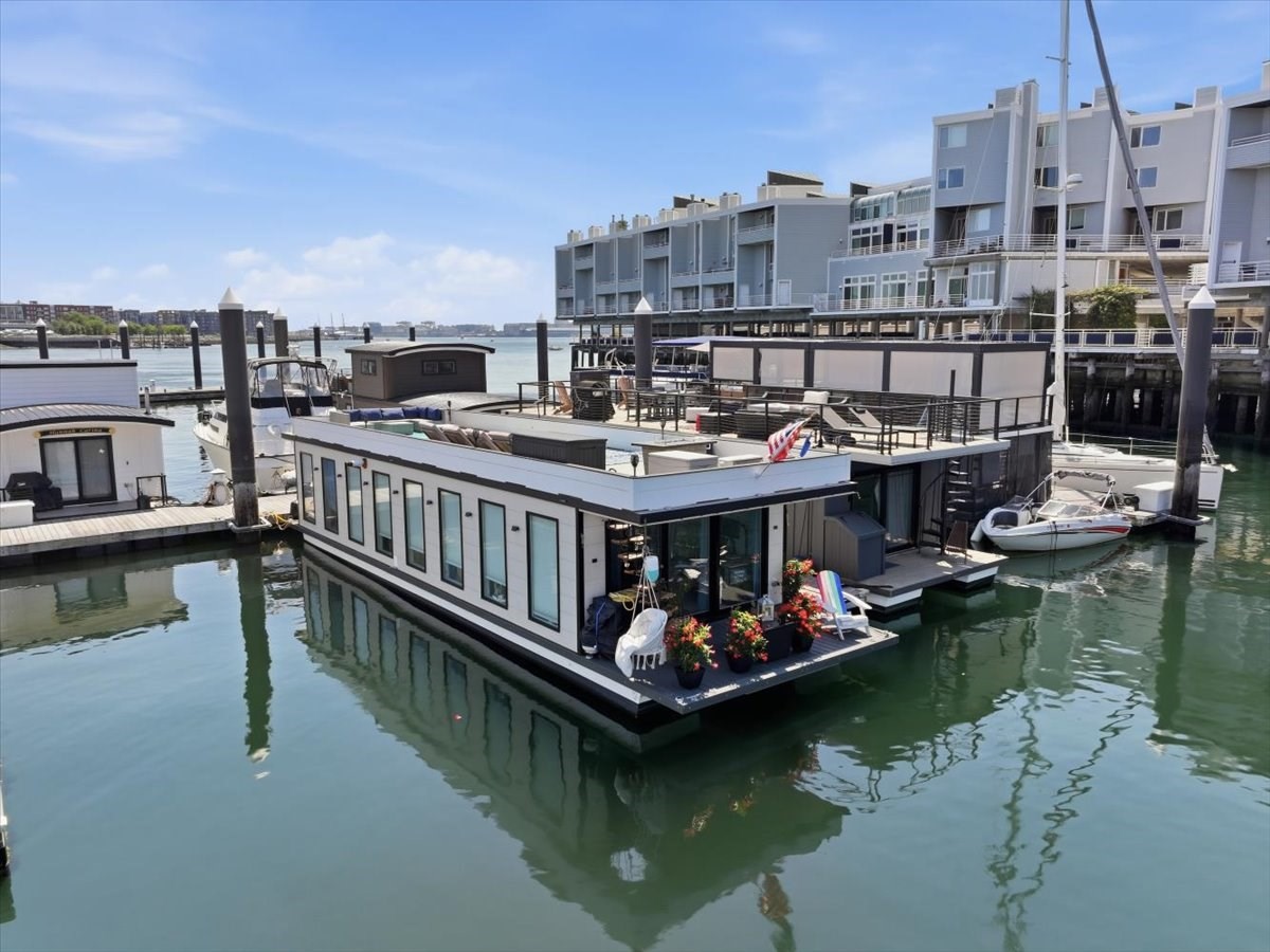 1 Pier 8 13th St # B28 Property Photo 1