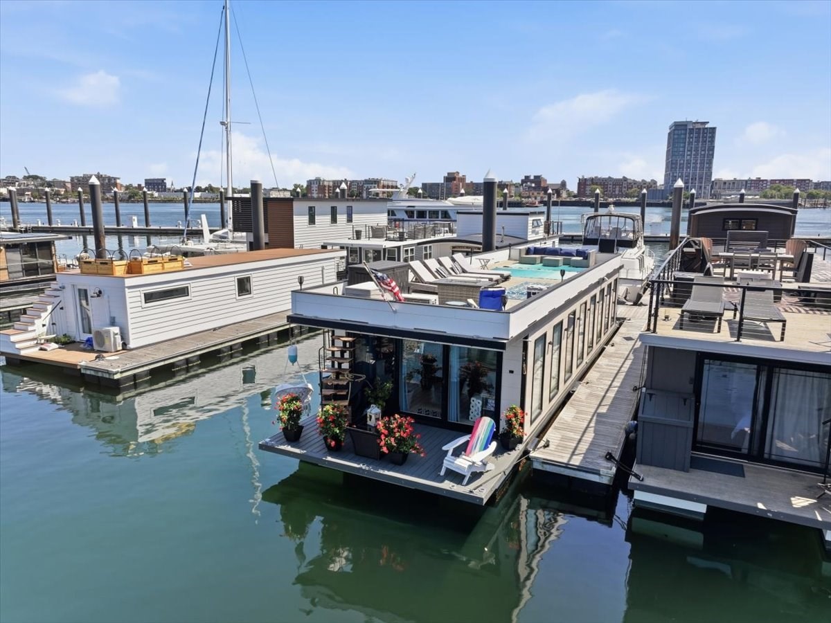 1 Pier 8 13th St # B28 Property Photo 3