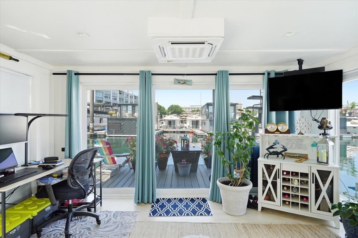 1 Pier 8 13th St # B28 Property Photo 6