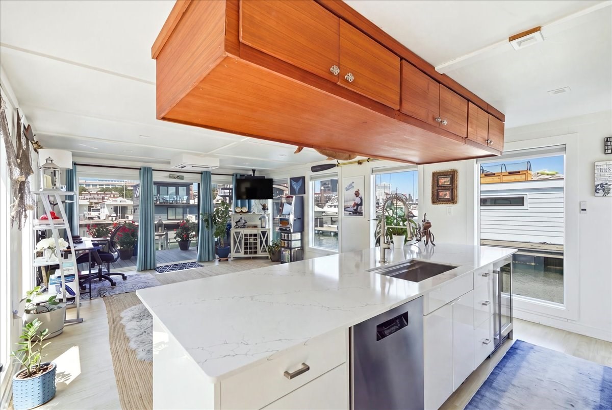 1 Pier 8 13th St # B28 Property Photo 9