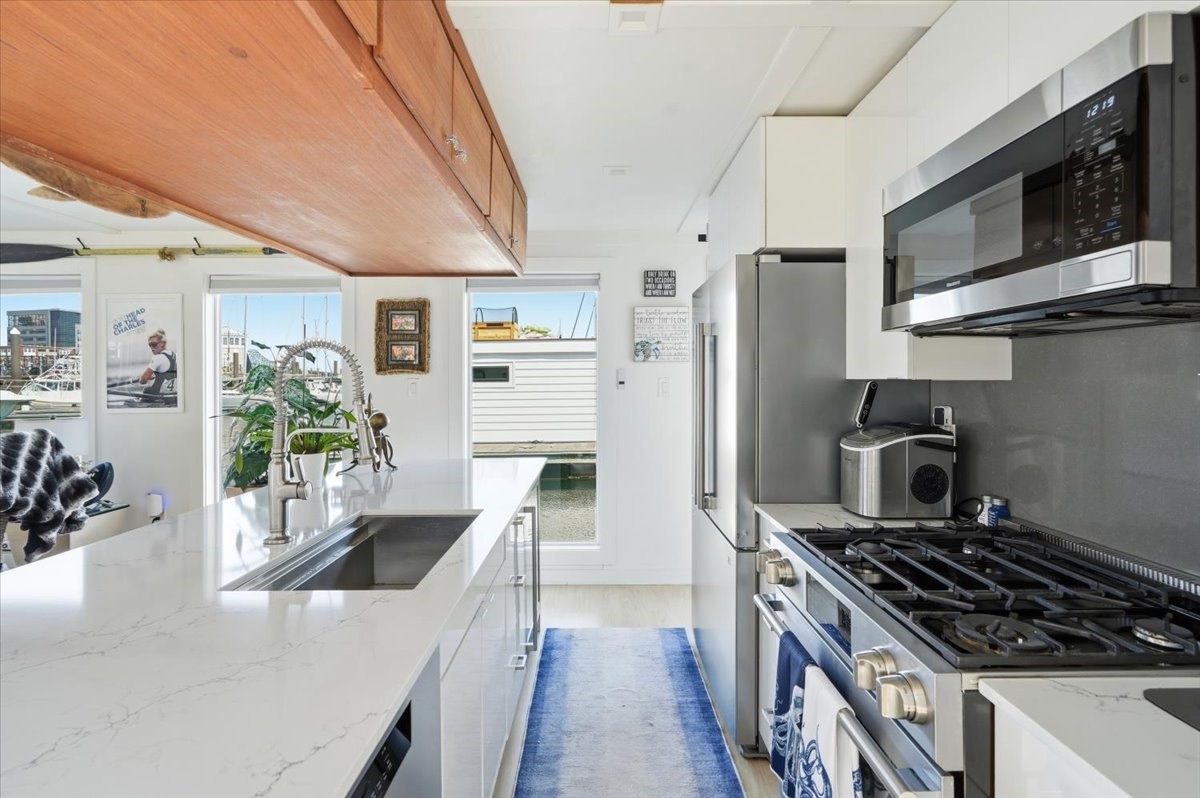 1 Pier 8 13th St # B28 Property Photo 10